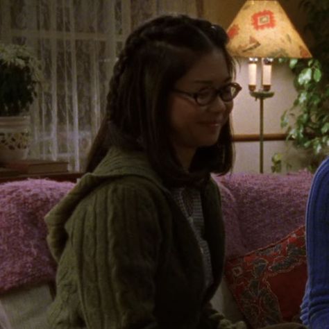 Lane Kim Hairstyles, Lane Kim Outfits, Gilmore Girls Characters, Rory And Logan, 80s Clothes, Lane Kim, Kim Hair, Gilmore Girls Seasons, Inheritance Games