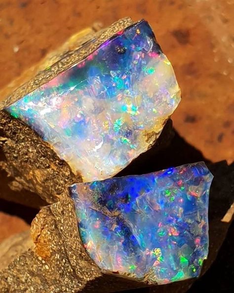 Outback Queensland, Rock And Minerals, Crystal Aesthetic, Pretty Rocks, Beautiful Rocks, Rock Chic, Mineral Stone, Rainbow Cake, Minerals And Gemstones