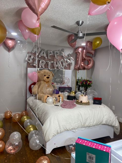 16 Birthday Room Surprise, Sweet 16 Bedroom Surprise, Decorated Rooms For Birthday, Quince Surprise Gift Box Ideas, Decorated Bedroom For Birthday, Decorate Room For Birthday Surprise, Quince Surprise Gift, Birthday Gifts On Bed, Decorated Room For Birthday Surprise