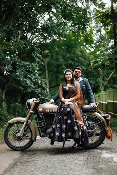 Royal Enfield Couple Photoshoot, Royal Enfield Pre Wedding Shoot, Wedding Bike Photography, Bike Pose For Couples, Royal Enfield Couple Photography, Bullet Couple Poses, Couple Bike Photoshoot, Couple Picture Poses Instagram, Bike Couples Photography