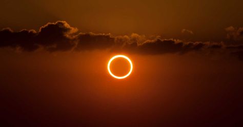 Sun Eclipse, Angelic Aesthetic, Solar Eclipse Glasses, Eclipse Solar, Path Of Totality, Space Tourism, Solar Eclipses, Moon And Sun, Atmospheric Phenomenon