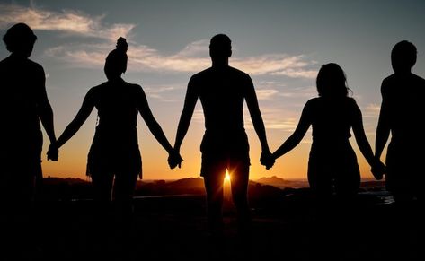 Friends bonding or holding hands on suns... | Premium Photo #Freepik #photo #solidarity #people-together #people-holding-hands #support-group Holding Hands Friendship, 3 People Holding Hands, Holding Hands Friends, Group Holding Hands, Bonding With Friends, Friends Bonding, Friends Holding Hands, Medical Presentation, Silhouette Nature