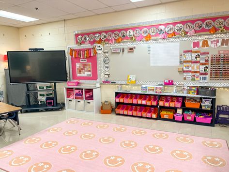 Pink And Orange Classroom Decor, Smart Board Classroom Set Up, Colourful Classroom, Pink Classroom, Future Educator, Kindergarten Organization, Elementary Classroom Themes, Classroom Organization Elementary, Teachers Room