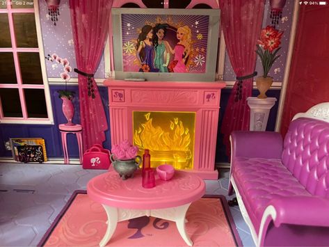 Barbie Magazine, Miniature Living Room, Barbie Doll House, Hannah Montana, Avril Lavigne, Spare Room, Room Furniture, Barbie Dolls, Montana