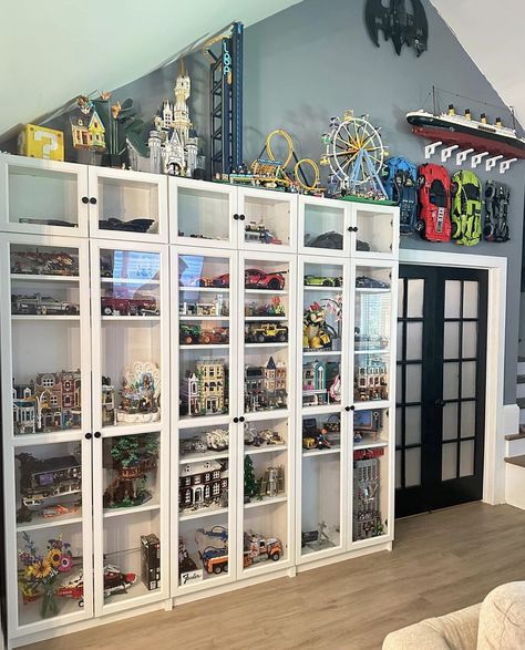 Lego Interior Design, Lego Display Shelf, Lego Shelves, Lego Room Ideas, Lego Display Ideas, Lego Room Decor, Game Room Ideas, Lego Bedroom, Lego Organization