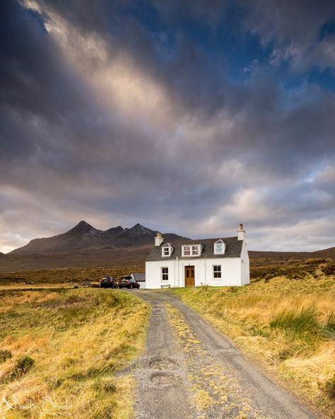 Alt Dearg Cottage, Isle of Skye Isle Of Skye Cottage, Portree Isle Of Skye, Scene Ideas, Sky Home, Bonnie Scotland, Farm Cottage, Pretty Landscapes, Snowdonia, Isle Of Skye