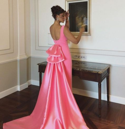 Robes Glamour, Dress Sewing Tutorials, Classy Gowns, Chic Dress Classy, Pink Evening Dress, Lace Dress Styles, Womens Wedding Dresses, Fashion Tops Blouse, Glamour Dress