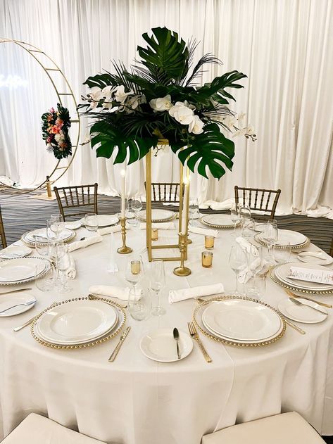 Monstera Centerpiece, White Gold And Green Wedding, Green And White Wedding Reception, Wedding Green Theme, Gold And Green Wedding, Lavender Purple Wedding, Green Reception, Flowers White Roses, Royalton Riviera Cancun