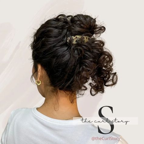 Naturally Curly Updo, Easy Curly Hairstyles, Holiday Hairstyles Easy, Curly Styling, Hair Clip Hairstyles, Clip Hairstyle, Curly Hair Accessories, Medium Length Curly Hair, Twist Ponytail