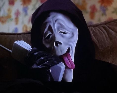 Doofy Scary Movie, Scary Movie 2000, The Scary Movie, Ghost Face Wallpaper Aesthetic, 2000 Aesthetic, Streamers Twitch, Scream Mask, Ariana Instagram, Ghostface Scream