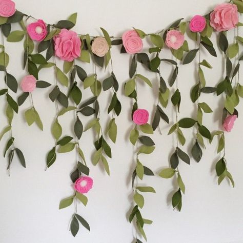 Felt Flower Garland, Diy Flores, Fleurs Diy, Garden Party Decorations, Boho Bridal Shower, Diy Bricolage, Aktivitas Montessori, Diy Papier, Flower Garland