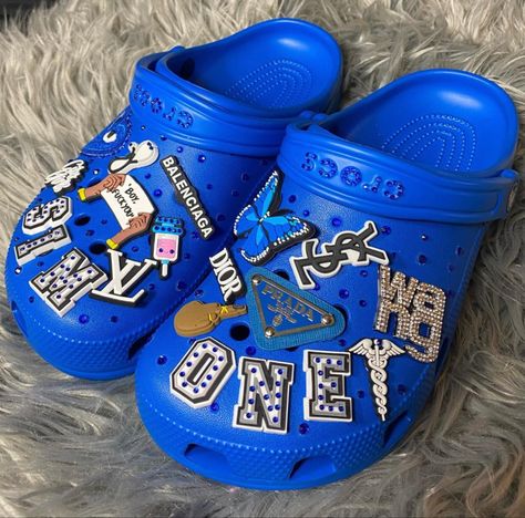 Blue Crocs With Charms, Blue Crocs With Jibbitz, Blue Crocs Outfit, Dark Blue Crocs, Baddie Crocs, Bedazzled Crocs, Sandal Crocs, Cool Crocs, Crocs With Jibbitz