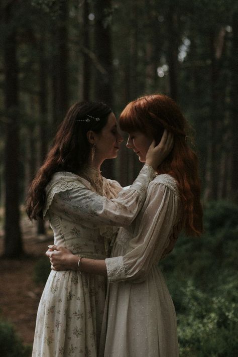 Cottagecore Lesbian Aestethics, Cottagecore Lesbian Wedding, Vintage Forest Wedding, Wlw Photoshoot, Gunne Sax Dress Vintage 70s, Scotland Forest, Gunne Sax Wedding Dress, Romantic Poses, Forest Elopement