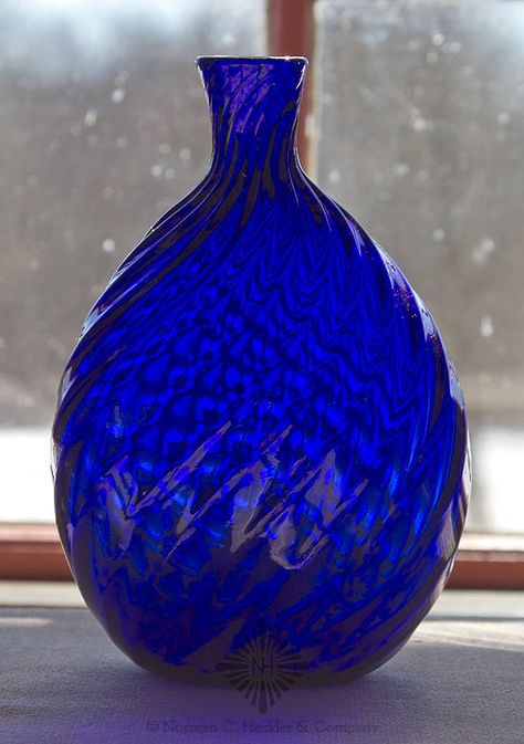 Pattern Molded Pocket Flask, 18 ribs swirled to the right, probably Emil J. Larsen, Vineland, New Jersey, 1932-1942. Deep cobalt… / MAD on Collections - Browse and find over 10,000 categories of collectables from around the world - antiques, stamps, coins, memorabilia, art, bottles, jewellery, furniture, medals, toys and more at madoncollections.com. Free to view - Free to Register - Visit today. #Bottles #CobaltBlue #MADonCollections #MADonC Vintage Bottles Antiques, Blue Architecture, Evening Garden, Pocket Flask, Shocking Blue, Antique Glass Bottles, Blue Things, Cobalt Glass, Ultraviolet Light