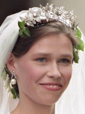 Princess Margaret of the United Kingdom's Snowdon Floral Tiara made by Wartski in 1994 using three floral brooches and worn by Lady Sarah Chatto Kate Middleton Wedding Tiara, Princess Margaret The Crown, Margaret The Crown, British Tiaras, Sarah Ferguson Wedding, Lady Sarah Armstrong Jones, Sarah Armstrong, Sarah Chatto, Expensive Wedding Gifts