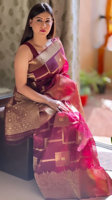 Maroon Banarasi silk saree Saree For Newly Married Bride, Newly Married Saree Look, Saree Pic, Sarees Design, Wedding Dress Sewing Patterns, Saree Fashion, Banarasi Silk Saree, Designer Dresses Casual, Indian Aesthetic