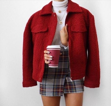 𝑷𝒊𝒏𝒕𝒆𝒓𝒆𝒔𝒕: 𝒉𝒐𝒏𝒆𝒆𝒚𝒋𝒊𝒏 ❀ Outfit Chic, Gossip Girl Fashion, Fashion Trends Winter, Tumblr Outfits, Plaid Skirt, 가을 패션, Mode Inspiration, Street Style Outfit, Red Jacket