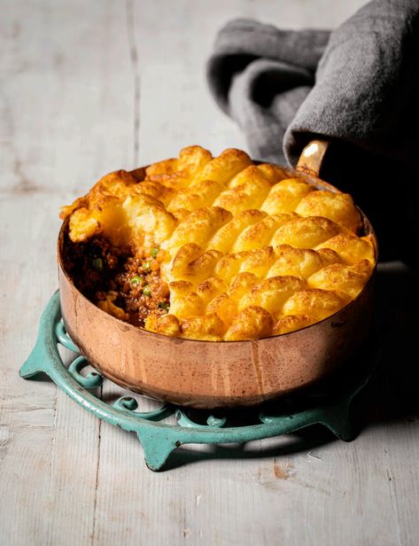 Best potato-topped pie recipes to make at home Cottage Pie Recipe, Leek Pie, Beef Pies, British Dishes, Humble Pie, London Restaurant, Potato Toppings, Savory Pastry, Fried Shallots