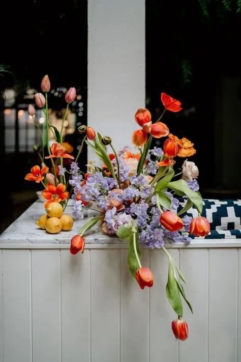 Ombre Flowers Wedding, Wild Flower Table Arrangements, Abstract Wedding Florals, Abstract Wedding Flowers, Modern Colorful Wedding Flowers, Colourful Spring Wedding, Spring Gala Decorations, Modern Flowers Wedding, Colourful Wedding Flowers Bouquets