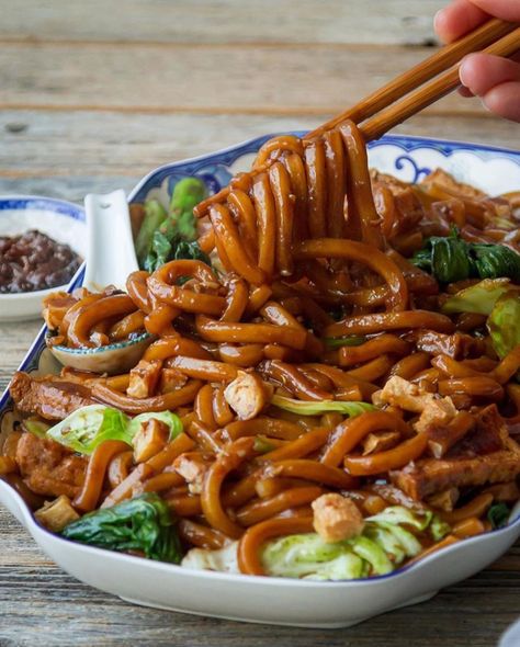 Vegan KL Hokkien Mee is a noodle recipe for an easy yet rich and flavorful one-pot meal, with a dark, fragrant sauce, crispy veggies and tofu. Hokkien Noodles Recipe, Hokkien Noodles, Crispy Veggies, Pan Fried Tofu, How To Press Tofu, Noodle Recipe, Vegan Asian, Veggie Stock, Asian Noodles