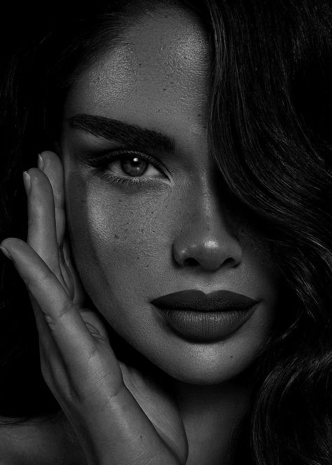 Face Art Painting, Woman Face Photography, Black And White Photography Portraits, Female Portrait Poses, Pencil Portrait Drawing, Black And White Face, Face Drawing Reference, Photographie Portrait Inspiration, Portrait Photography Women