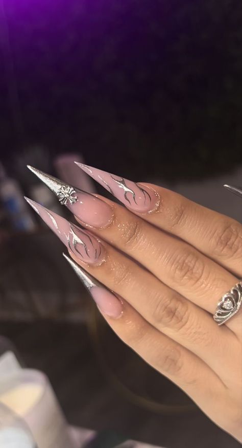 Cute Stilettos Nails, Nails Stelitto, Silver Stilletos Nails, Clear Stilletos Nails, Staleto Nails Long Design, Baddie Nails Stiletto, Stiletto Nails Black Women, Steletoes Nails, Stiletto Acrylic Nails Designs