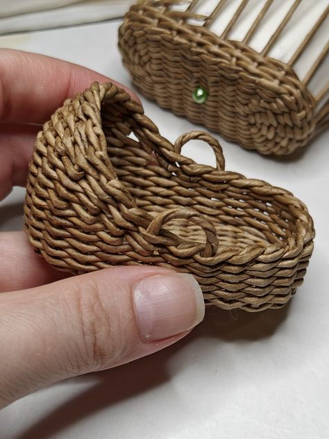 Handmade Baskets Weaving, Dolly House, Dolls House Shop, Dollhouse Miniatures Kitchen, Dollhouse Miniature Tutorials, Diy Doll Miniatures, Miniature Dollhouse Furniture, Bamboo Weaving, Miniature Rooms