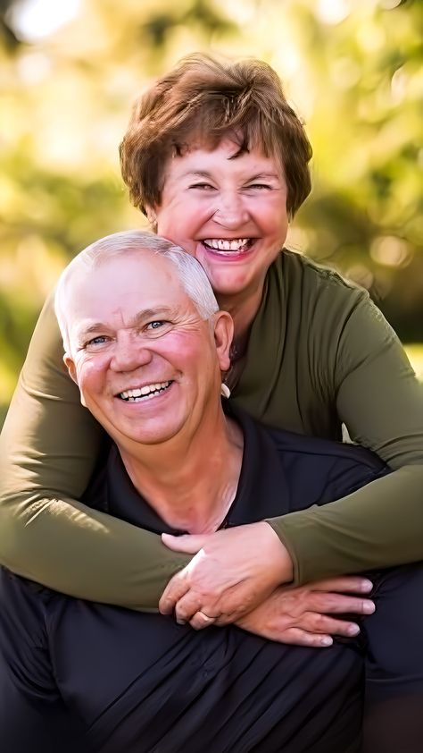 Older Couple Poses, Older Couple Photography, Wedding Photography Poses Family, Family Grandparents, Older Couple, Couples Ideas, Photography Poses Family, Family Photo Pose, Couple Picture Poses