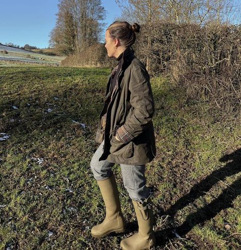 Countryside Walk Outfit, Country Walk Outfit, English Fashion Women, Farm Boots For Women, Countryside Aesthetic Outfit, British Countryside Fashion, English Country Outfits Women, Barbour Aesthetic, English Countryside Outfit