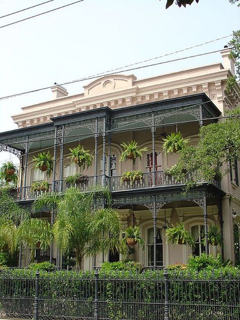 Fabulous house in the Garden District (New Orleans) I have some of the interiors on this board..... New Orleans Architecture Creole Cottage, New Orleans Houses, Garden District New Orleans, New Orleans Garden, Case Creole, New Orleans Garden District, New Orleans Architecture, New Orleans French Quarter, New Orleans Homes