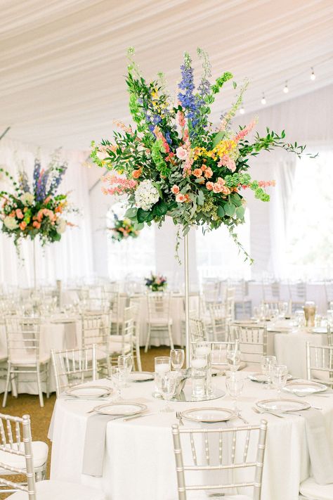 Summer Wildflower Wedding Centerpieces, Spring Wedding Place Settings, Sewanee Wedding, Colorful Wedding Centerpieces, Spring Wedding Centerpieces, Flowers 2023, Wildflower Centerpieces, Wildflower Wedding Theme, Spring Shoot