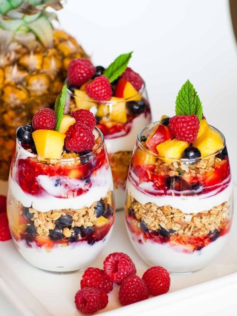 Granola and Fruit Parfait (video) - Tatyanas Everyday Food Granola Parfait Cups, Granola Yogurt Parfait, Fruit Granola, Fruit And Yogurt Parfait, Yogurt Granola, Granola Parfait, Parfait Cups, Parfait Desserts, Parfait Breakfast