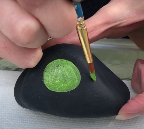 steps to transform a rock into a turtle Diy Rock Painting Tutorials, Turtle Painted Rocks, Frog Rock, Sea Turtle Painting, Turtle Rock, Garden Rocks, Rock Painting Tutorial, Diy Rock Art, Painted Rock Animals