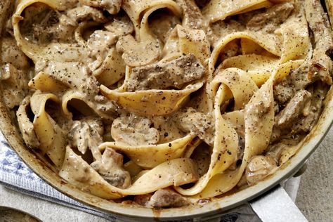 Hamburger stroganoff is made easy with a can of condensed cream of mushroom soup, bacon, onion, and sour cream. Mushroom Stroganoff Recipe, William Sonoma Recipes, Hamburger Stroganoff, Leftover Steak, Mushroom Stroganoff, Recipes Mexican, Steak And Mushrooms, Stroganoff Recipe, Beef Stroganoff