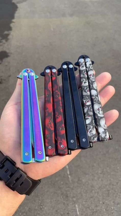 Tactical Gear Storage, Butterfly Knives, Knife Aesthetic, Stiletto Knife, Pretty Knives, Butterfly Knife, Image Swag, Cool New Gadgets, Knife Collection