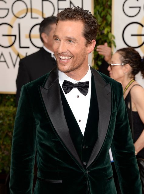 What a stud! Matthew McConaughey's smile lit up the Golden Globes carpet. Matthew Mc, Suit For Prom, Velvet Suit Jacket, Velvet Dinner Jacket, Green Velvet Blazer, Dinner Jacket, Velvet Suit, Tuxedo Wedding, Matthew Mcconaughey