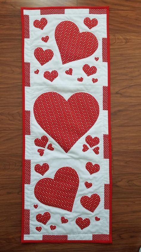 Spring Quilt Patterns, Valentine Table Runner, Valentine Table, Easter Table Runners, Valentine Craft, Quilted Table Runners Patterns, Spring Quilts, Valentines Crochet, Miniature Quilts