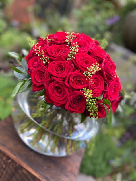 Fishbowl Vase Centerpiece, Fish Bowl Flower Arrangements, Red Rose Centerpiece Wedding, Red Roses Centerpieces, Red Rose Arrangements, Rose Centerpieces, Rose Arrangements, Vase Centerpieces, Fish Bowl