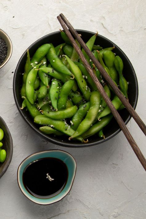 Edamame Recipes Snack, River Snacks, Steamed Edamame, Edamame Recipes, Garlic Uses, K Food, Delicious Vegetables, Japanese Snacks, Date Dinner