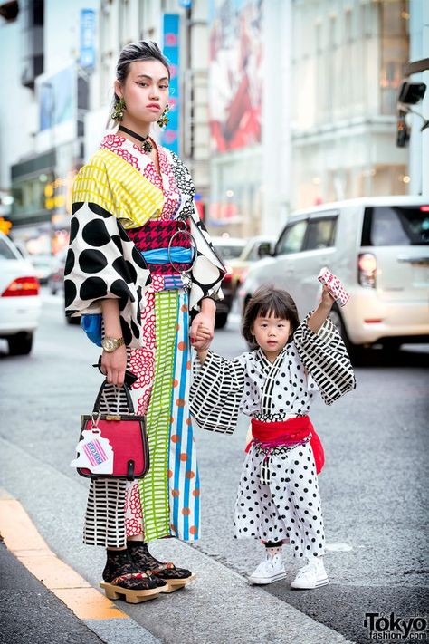 from tokyofashion.com Street Style Kimono, Leather Jacket Street Style, Harajuku Street Style, Harajuku Street, Harajuku Fashion Street, Japan Street, Tokyo Street Style, Diy Vetement, Tokyo Street