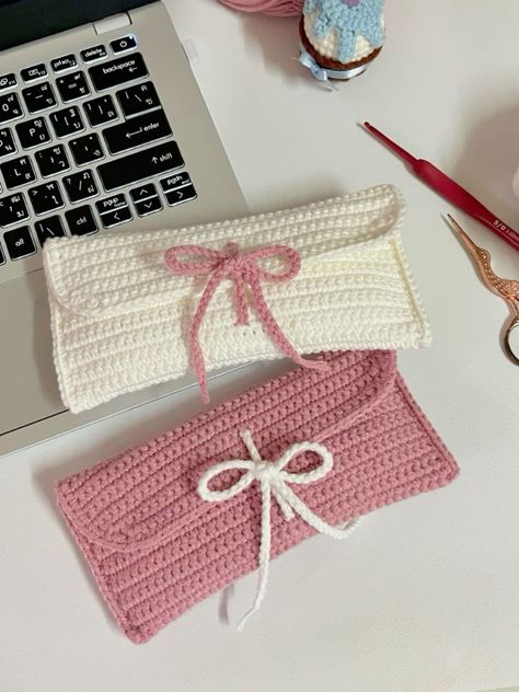 How To Crochet A Hook Case, Diy Crochet Hook Holder, Crochet Camera Case Free Pattern, Knitted Projects For Beginners, Crocheting Aesthetic Ideas, Crochet A Pencil Case, Crochet Project Beginners, Cute Crochet Things To Sell, Crochet Pouch With Button