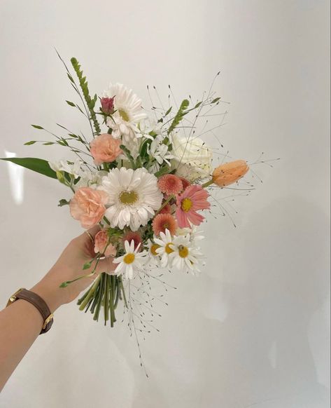 Simple Wedding Bouquet Wildflowers, Dainty Flowers Bouquet, Wedding Simple Bouquets, Japanese Bridal Bouquet, Simple Hand Bouquet Engagement, Small Bride Bouquet Simple, Japanese Flower Bouquet, Petite Bridesmaid Bouquet, Wedding Bouquet Minimalist