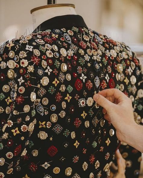 Alexander Mcqueen Menswear, Vintage Menswear, Couture Embroidery, Couture Mode, Creation Couture, Embroidery Fashion, Embroidered Jacket, Mode Inspiration, Fashion Details