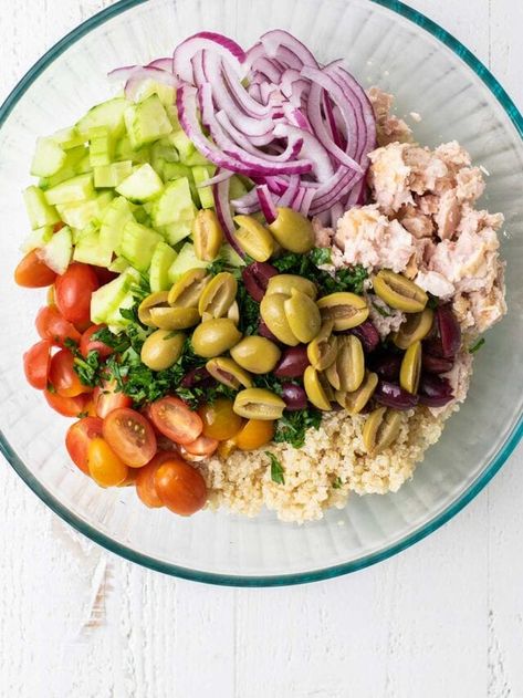 Tuna Quinoa, One Pan Mexican Quinoa, Mediterranean Tuna, Mediterranean Diet Food List, Canned Tuna Recipes, Mediterranean Bowls, Greek Quinoa Salad, Keto Salads, Mediterranean Meals