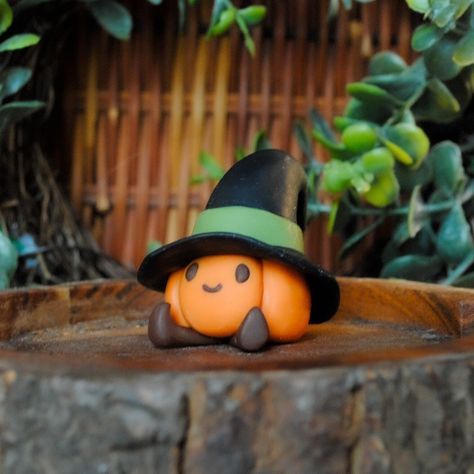 Meet Lil Pumpkin Witchie! With her magically comforting and endearing aura, this tiny sorcerer is sure to enchant and charm any and all who behold her. Sittin' at about one and a half inch tall, she makes for a bewitching addition to any workspace, bookshelf, or any other vaguely horizontal surface you put her on! Each figure is lovingly hand sculpted using high quality polymer clay. Please note that the handmade nature of this item means there can be slight variations between each piece! Cute Polymer Clay Halloween, Cute Simple Clay Art, Cute Halloween Clay Ideas, Clay Figures Halloween, Clay Pumpkin Ideas, Polymer Clay Crafts Halloween, Clay Small Ideas, Pumpkin Clay Ideas, Air Dry Clay Projects Halloween