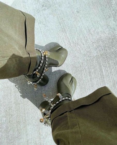 Tabi Boots, Estilo Ivy, Tabi Shoes, Dr Shoes, Shoe Inspo, Mode Ootd, Green Shoes, Mode Inspo, Fashion Fits