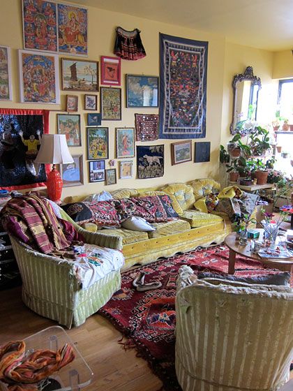 Artist Rebekah Maysles lives in a wonderfully layered apartment in Harlem. "Picture Grey Gardens, but Saner and with Fewer Cats" Modern Bohemian Living Room Decor, Modern Bohemian Living Room, Bohemian Living Room Decor, Green House Design, Latest House Designs, Casa Vintage, Deco Retro, Maximalist Decor, Deco Boheme