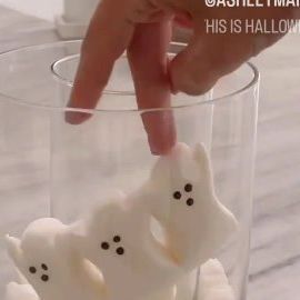 Country Homes 🏡🌾🐄 on Instagram: "@ashleymariesavage shows us how to create this SPOOKY and cute DIY Ghost Peep vase! 👻🎃 We love this idea! 🧡 What do you think? 👀 Follow @ashleymariesavage for more and TAG a friend who will LOVE this too! ❤️👇 (📸 @ashleymariesavage)⠀⠀⠀ .⠀⠀⠀ .⠀⠀⠀ 👉 Follow @goosefarmsdrygoods for the cutest farmhouse decor! ❤️⠀ .⠀⠀⠀ .⠀⠀⠀ .⠀⠀⠀ #farmhouse #farmhousedecor #farmhouseinspried #remodel #farmhousedesign #farmhouseliving #homeimprovement #remodeling #hgtv #kitchen Ghost Peeps Ideas, Halloween Peeps Vase, Ghost Peeps In Jar, Halloween Peeps Ideas, Ghost Peeps, Halloween Peeps, Halloween Vase, Diy Ghost, How To Make Marshmallows