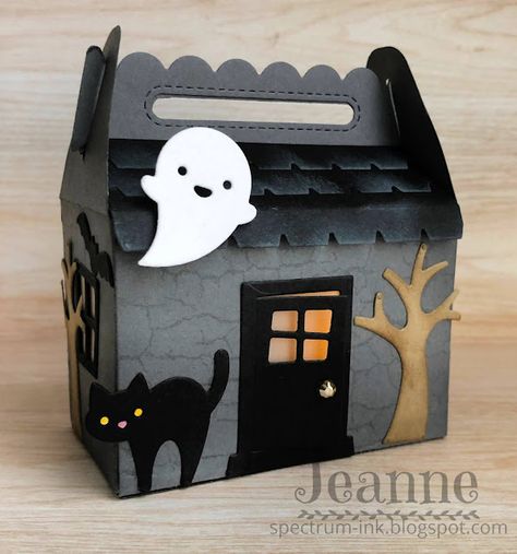 Halloween Boxes, Halloween Houses, Halloween Box, Dessert Holder, Dulces Halloween, Halloween Treat Boxes, Party Boxes, Box House, Spooky House