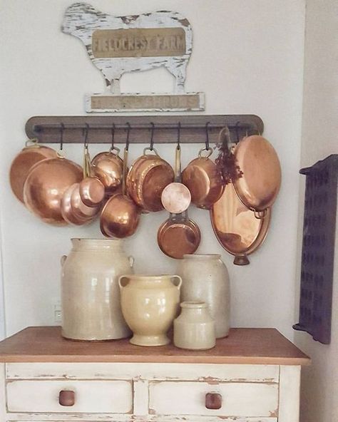 25+ Stylish Ways To Display Your Copper Cookware - momooze.com Copper Pots Display, Mauviel 1830, Cookware Display, Copper Kitchen Decor, Dining Table Light, Tuscan Kitchen, Copper Decor, Copper Cookware, Copper Pans